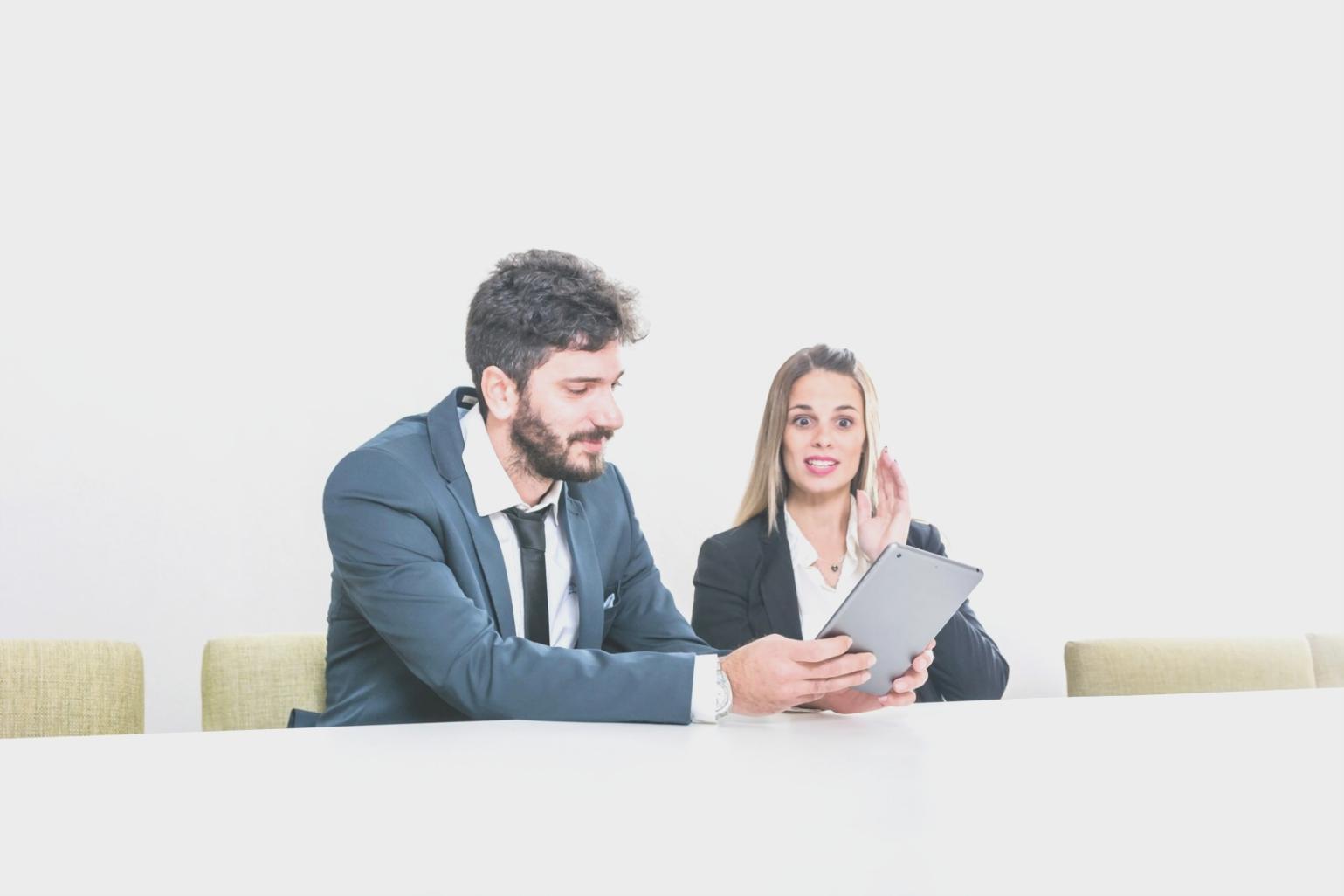 Estudiante trabajando en metodologías financieras innovadoras